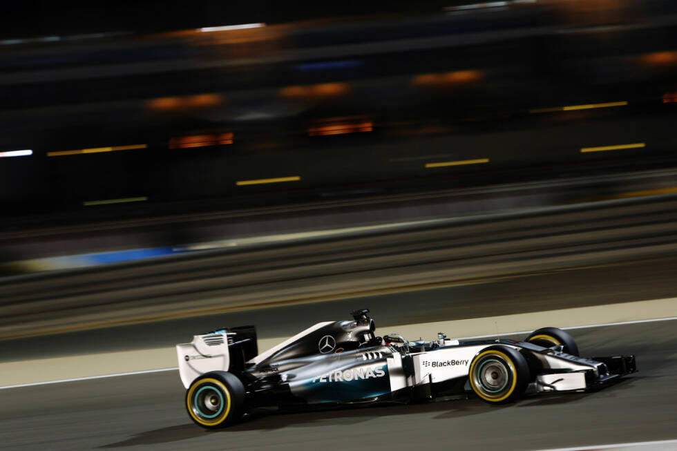 Foto zur News: Rückschlag Nummer 2: Hamilton verschenkt in Bahrain mit einem eigenen Fehler die mögliche Pole. Weil er im entscheidenden Versuch in der ersten Kurve über das Ziel hinausschießt, geht der Qualifying-Sieg an Rosberg. Im Rennen kann Hamilton den Deutschen allerdings in einem knallharten Duell niederringen.