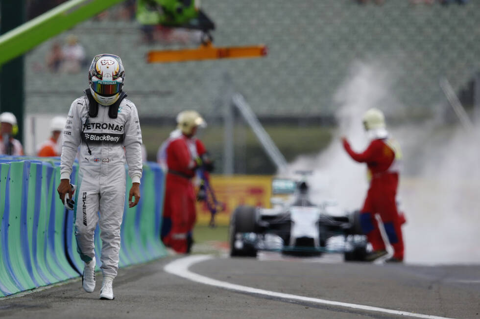 Foto zur News: Rückschlag Nummer 8: Der nächste Tiefschlag folgt für Lewis Hamilton im Qualifying von Ungarn. Aufgrund eines Benzinlecks fängt sein Mercedes plötzlich Feuer, ohne dass der Ex-Weltmeister auch nur eine gezeitete Runde fahren kann. Da Chassis, Motor und Getriebe getauscht werden, startet Hamilton aus der Boxengasse.
