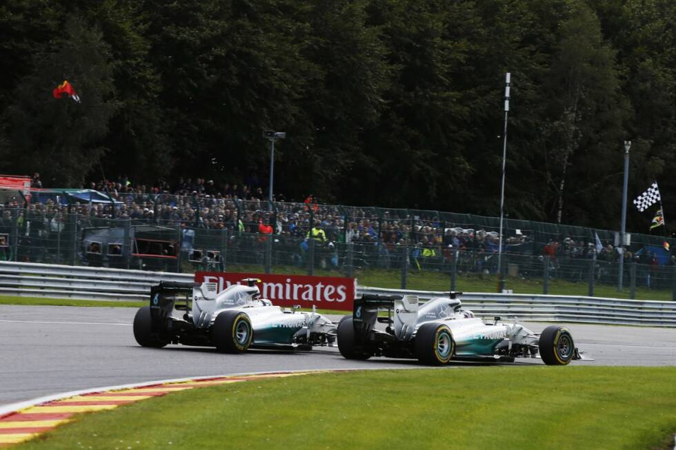 Foto zur News: Rückschlag Nummer 9: Im Rennen von Spa-Francorchamps bricht das Verhältnis zwischen Hamilton und Rosberg endgültig. Beim Zweikampf in Runde 2 schlitzt der Deutsche das Rad des Briten auf. Hamilton muss an die Box, gibt später vorzeitig auf und verliert wichtige 18 Zähler. Später spricht Hamilton von Absicht.