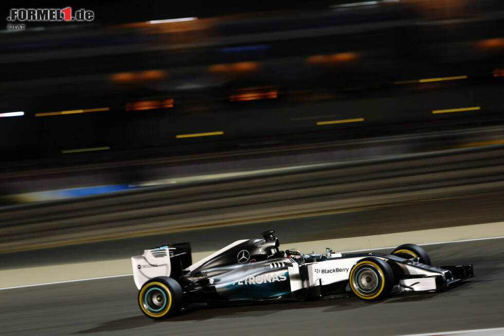 Foto zur News: Rückschlag Nummer 2: Hamilton verschenkt in Bahrain mit einem eigenen Fehler die mögliche Pole. Weil er im entscheidenden Versuch in der ersten Kurve über das Ziel hinausschießt, geht der Qualifying-Sieg an Rosberg. Im Rennen kann Hamilton den Deutschen allerdings in einem knallharten Duell niederringen.