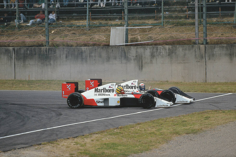 Foto zur News: Die Mutter aller Teamduelle: Auf der einen Seite der berechnende Prost, auf der anderen der impulsive Senna. Beide redeten schon lange kein Wort mehr miteinander, als ihr Streit 1989 beim Grand Prix von Japan in Suzuka  eskalierte. Es ging um nicht weniger als die Vorentscheidung um die WM-Krone: Senna musste gewinnen, um seine Chancen zu wahren, und attackierte den in Führung liegenden Prost. Doch der machte die Lücke zu, es kam zur Kollision. Prost stieg aus, Senna fuhr weiter, gewann und wurde hinterher disqualifiziert. Prost sicherte sich seinen dritten Weltmeistertitel und flüchtete zu Ferrari. Ein Jahr später dann Sennas Revanchefoul in Suzuka - mit voller Absicht.