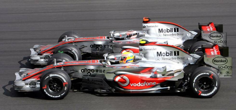 Foto zur News: 2007 kam Alonso als amtierender Weltmeister zu den Briten - im Glauben, die Nummer 1 zu sein. Doch Neuling Hamilton steckte zur Überraschung nicht zurück und trieb den Spanier zur Weißglut. Ihre bereits in Monaco begonnene Fehde eskalierte während des Qualifyings in Ungarn, als Alonso Hamilton böse blockierte, obwohl er längst hätte weiterfahren können. Die &quot;spanische Blockade&quot; brachte das Fass zum Überlaufen, Alonso ging zurück zu Renault.