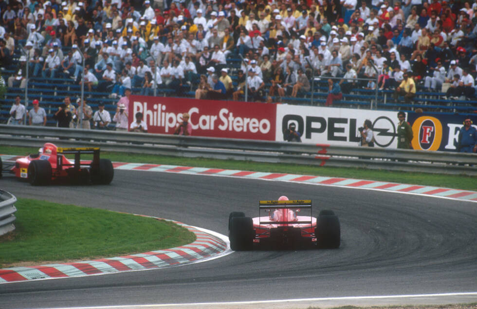 Foto zur News: Gestählt vom Duell mit Senna, suchte Prost auch bei Ferrari seine Vorteile. Konkurrent Mansell hatte ihn 1990 in Portugal nach einem missglückten Manöver fast in die Boxenmauer gerammt, danach betrieb der schlaue Franzose geschickt Politik gegen den Briten. Mansell behauptete danach, Prost hätte das Team gegen ihn aufgebracht. Resultat: absolute Funkstille zwischen den Rivalen.