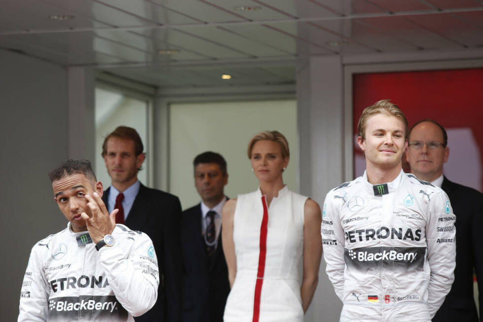 Foto zur News: Die beiden kennen sich seit Teenagertagen im Kart und wurden oft als Freunde bezeichnet. Damit war es schnell vorbei, als Hamilton 2013 zu Mercedes kam und Rosberg sich bereits im zweiten Rennen in Malaysia per Stallorder hinter dem Ex-Weltmeister einreihen musste. In dieser Saison stellt Mercedes das überlegene Auto, der Titel wird wohl nur zwischen Rosberg und Hamilton entschieden. Der Brite gewann bereits vier von sechs Rennen der Saison gegen den &quot;netten Herrn Rosberg&quot; und startete Psychospielchen. Rosberg &quot;revanchierte&quot; sich mit der &quot;geparkten Pole&quot; in Monaco, worauf Hamilton nach dem Sieg des Deutschen demonstrativ die Gratulation verweigerte.