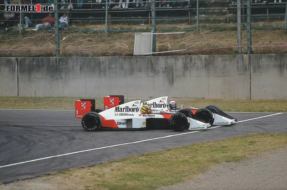 Foto zur News: Die Mutter aller Teamduelle: Auf der einen Seite der berechnende Prost, auf der anderen der impulsive Senna. Beide redeten schon lange kein Wort mehr miteinander, als ihr Streit 1989 beim Grand Prix von Japan in Suzuka  eskalierte. Es ging um nicht weniger als die Vorentscheidung um die WM-Krone: Senna musste gewinnen, um seine Chancen zu wahren, und attackierte den in Führung liegenden Prost. Doch der machte die Lücke zu, es kam zur Kollision. Prost stieg aus, Senna fuhr weiter, gewann und wurde hinterher disqualifiziert. Prost sicherte sich seinen dritten Weltmeistertitel und flüchtete zu Ferrari. Ein Jahr später dann Sennas Revanchefoul in Suzuka - mit voller Absicht.