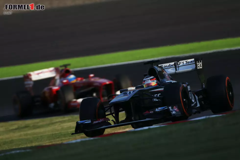 Auch Nico Hülkenberg (Sauber) kann die 130R zu seinem Vorteil nutzen und dort unter anderem an Daniel Ricciardo (Toro Rosso) vorbei ziehen. In einem erneut starken Rennen hält er sich auch wieder lange auf dem vierten Rang, bevor er sich in der Schlussphase des Grand Prix doch noch Fernando Alonso (Ferrari) und Kimi Räikkönen (Lotus) geschlagen geben muss. Foto zur News: Auch Nico Hülkenberg (Sauber) kann die 130R zu seinem Vorteil nutzen und dort unter anderem an Daniel Ricciardo (Toro Rosso) vorbei ziehen. In einem erneut starken Rennen hält er sich auch wieder lange auf dem vierten Rang, bevor er sich in der Schlussphase des Grand Prix doch noch Fernando Alonso (Ferrari) und Kimi Räikkönen (Lotus) geschlagen geben muss.