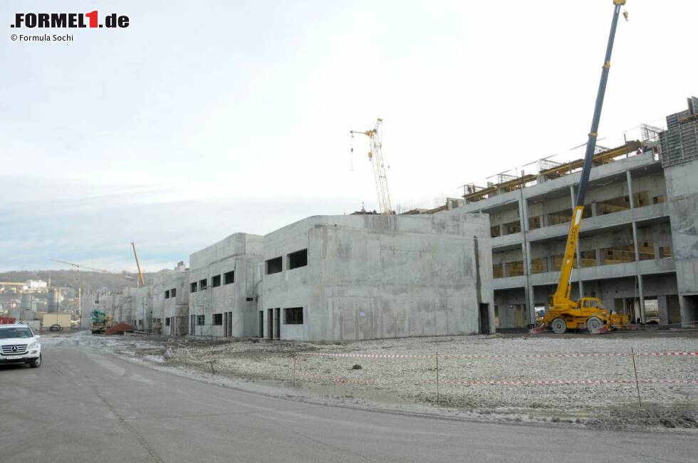 Foto zur News: Die Bauarbeiten beginnen im Jahr 2012. Auf dem Gelände der Olympischen Winterspiele 2014 werden für die Rennstrecke benötigte Gebäude wie etwa die Boxenanlage errichtet