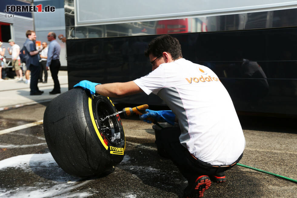 Foto zur News: Im Fokus stehen in an diesem Wochenende, nicht zum ersten Mal in dieser Saison, die Pirelli-Reifen. Nach dem Desaster von Silverstone, wo die italienischen Pneus gleich reihenweise platzten, rüstet der Reifenlieferant auf die Konstruktion mit einem Kevlar-Gürtel zurück, wie sie in der Saison 2012 verwendet wurde.