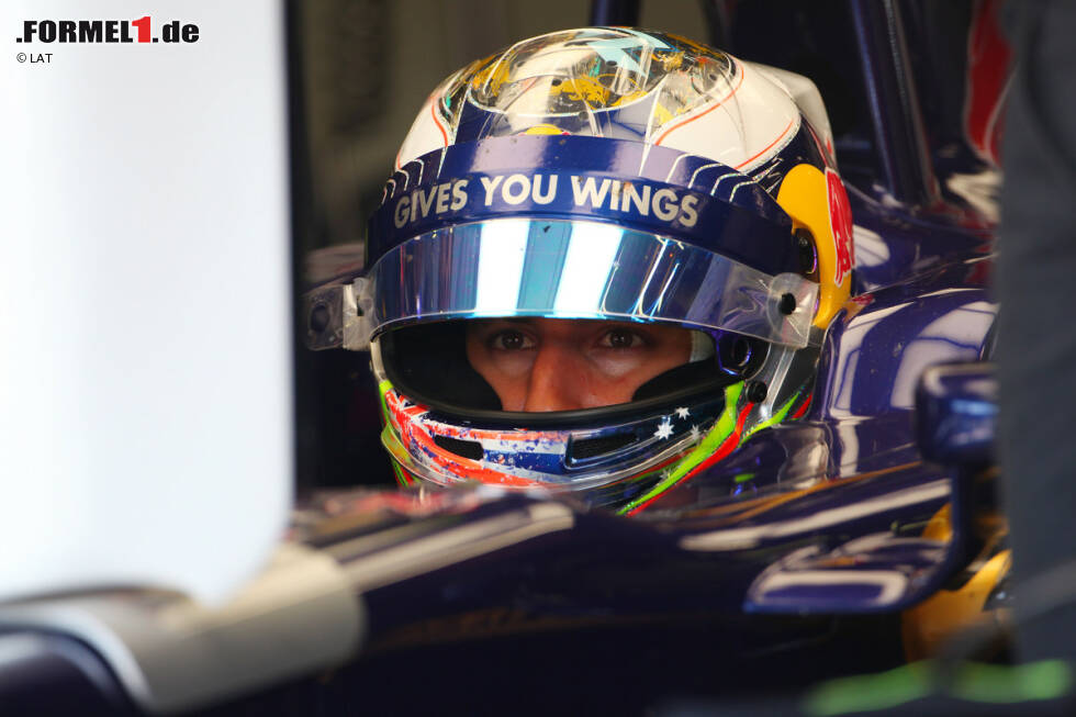Foto zur News: Von einem ungewöhnlichen Problem wird Toro-Rosso-Pilot Daniel Ricciardo im ersten Freien Training heimgesucht. Sein Trinkschlauch ist nicht dicht, sein Helm wird innen nass.