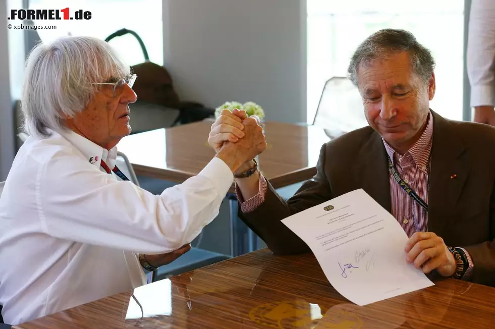 Händeschütteln auch hinter den Kulissen. FIA-Präsident Jean Todt und Formel-1-Boss Bernie Ecclestone unterzeichnen medienwirksam eine neue Rahmenvereinbarung über die Vermarktung der Formel 1, welche die Grundlage für ein neues Concorde-Abkommen bilden soll. Foto zur News: Händeschütteln auch hinter den Kulissen. FIA-Präsident Jean Todt und Formel-1-Boss Bernie Ecclestone unterzeichnen medienwirksam eine neue Rahmenvereinbarung über die Vermarktung der Formel 1, welche die Grundlage für ein neues Concorde-Abkommen bilden soll.