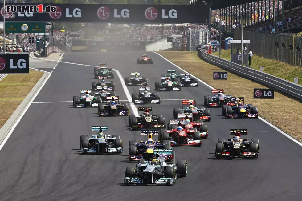 Am Start des Rennens bleibt Hamilton vorne und setzt sich in der Folge vom Feld ab. Weniger gut läuft es für Teamkollege Nico Rosberg, der noch in der ersten Runde nach einer Kollision mit Felipe Massa weit zurückfällt Foto zur News: Am Start des Rennens bleibt Hamilton vorne und setzt sich in der Folge vom Feld ab. Weniger gut läuft es für Teamkollege Nico Rosberg, der noch in der ersten Runde nach einer Kollision mit Felipe Massa weit zurückfällt