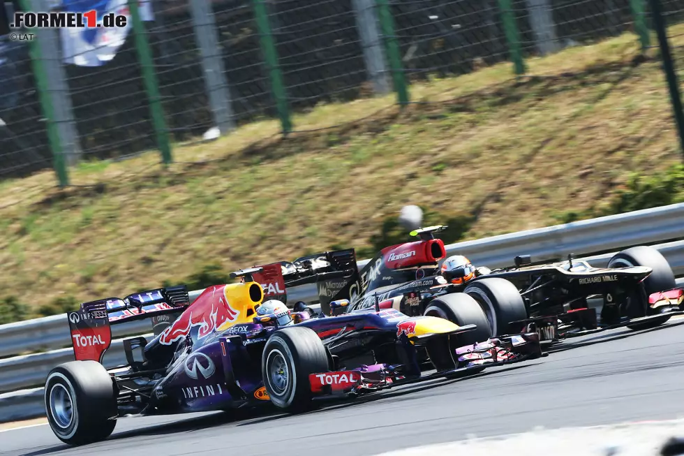 Nach der ersten Runde der Boxenstopps fällt Vettel hinter den von Platz drei gestarteten Romain Grosjean zurück und muss sich in einem rundenlangen Zweikampf am Franzosen abarbeiten. Für den Lotus-Piloten ist dies aber nur der Auftakt zu einem turbulenten Rennen, in dem er noch öfter im Mittelpunkt stehen wird. Foto zur News: Nach der ersten Runde der Boxenstopps fällt Vettel hinter den von Platz drei gestarteten Romain Grosjean zurück und muss sich in einem rundenlangen Zweikampf am Franzosen abarbeiten. Für den Lotus-Piloten ist dies aber nur der Auftakt zu einem turbulenten Rennen, in dem er noch öfter im Mittelpunkt stehen wird.