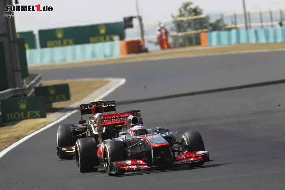 Denn nachdem Vettel vor ihm den zu dieser Zeit zweitplatzierten Jenson Button überholt, will Grosjean die Gunst der Stunde ausnutzen und auch am Briten vorbeiziehen. Das gelingt ihm letztlich, allerdings auf eine Art und Weise, die Button in Rage versetzt: "Der scheiß Lotus hat mir nicht genug Platz gelassen!", tobt der McLaren-Pilot nach der Berührung der beiden Fahrzeuge am Boxenfunk. Foto zur News: Denn nachdem Vettel vor ihm den zu dieser Zeit zweitplatzierten Jenson Button überholt, will Grosjean die Gunst der Stunde ausnutzen und auch am Briten vorbeiziehen. Das gelingt ihm letztlich, allerdings auf eine Art und Weise, die Button in Rage versetzt: "Der scheiß Lotus hat mir nicht genug Platz gelassen!", tobt der McLaren-Pilot nach der Berührung der beiden Fahrzeuge am Boxenfunk.