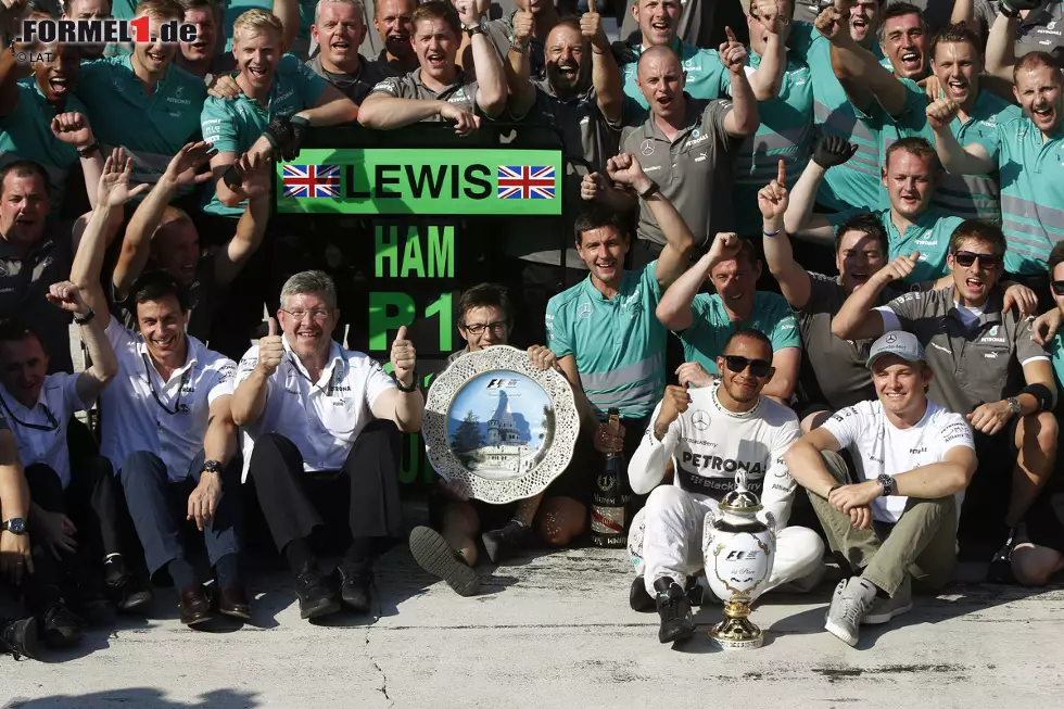 Nach dem dritten Saisonsieg des Mercedes-Teams ist bei den Silberpfeilen Partystimmung angesagt. Foto zur News: Nach dem dritten Saisonsieg des Mercedes-Teams ist bei den Silberpfeilen Partystimmung angesagt.