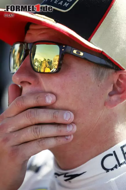 Freuen dürfte sich eigentlich auch Kimi Räikkönen, der mit einer Zweistoppstrategie von Startplatz sechs auf Position zwei fährt. Doch zufrieden klingt der Lotus-Pilot nach dem Rennen nicht unbedingt: "Ich mache mir das Leben am Samstag selbst schwer. Und das ist dann der Preis, den wir zahlen", spricht der Finne die aus seiner Sicht zu schlechten Ergebnisse im Qualifying an. Foto zur News: Freuen dürfte sich eigentlich auch Kimi Räikkönen, der mit einer Zweistoppstrategie von Startplatz sechs auf Position zwei fährt. Doch zufrieden klingt der Lotus-Pilot nach dem Rennen nicht unbedingt: "Ich mache mir das Leben am Samstag selbst schwer. Und das ist dann der Preis, den wir zahlen", spricht der Finne die aus seiner Sicht zu schlechten Ergebnisse im Qualifying an.