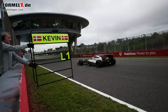 Foto zur News: Kevin Magnussen (McLaren-Mercedes MP4-29) / 162 Runden / 1:23.276 Minuten (Donnerstag)
Der Däne zeigte einen starken Auftakt im neuen Umfeld. Magnussen agierte abgeklärt und zündete bei seiner Wochenbestzeit am Donnerstag schon einmal eine Portion "Danish Dynamite": "Ich war aber nicht mit dem Messer zwischen den Zähnen unterwegs. Da geht noch mehr!" Kleiner Abflug am letzten Tag.