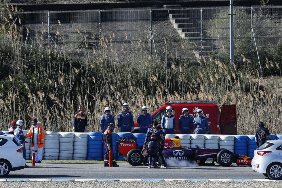 Foto zur News: Daniel Ricciardo (Red Bull-Renault RB10) / 10 Runden / 1:45.374 Minuten (Freitag)
Am Donnerstag dreimal aus der Box und dreimal in Problemen, am Freitag gerade mal sieben Runden in Jerez - die Bilanz von Red-Bull-Neuzugang Ricciardo ist brutal enttäuschend. &quot;Wir sind zum Fahren hierher gekommen und zum Verstehen&quot;, meint der Australier. Gefahren ist man fast gar nicht, verstanden hat man eines: Renault muss dringend etwas tun. &quot;Das sind die Besten der Welt&quot;, lächelt Ricciardo.