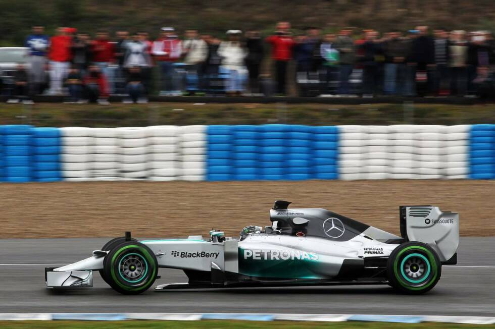 Foto zur News: Nico Rosberg (Mercedes F1 W05) / 188 Runden / 1:25.588 Minuten (Mittwoch)
Keiner hat in Jerez mehr Erfahrung mit den neuen Autos sammeln können. Mit 188 Runden war Rosberg der &quot;Marathonmann&quot; des ersten Tests. 832 Kilometer mit dem Mercedes W05 standen am Ende der Woche auf dem Tacho. &quot;Bei mir lief alles gut. Da ist es selbstverständlich, dass ich das Auto nochmal meinem Teamkollegen überlasse, wenn der nicht so viel Glück hatte&quot;, so der Deutsche.