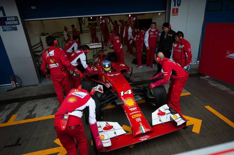 Foto zur News: Fernando Alonso (Ferrari F14 T) / 173 Runden / 1:25.495 Minuten (Donnerstag)
Der Spanier war vor heimischer Kulisse natürlich der große Star der Fans in Jerez. Und die bekamen den &quot;Helden in Rot&quot; oft zu sehen. Alonso war der Dauerrenner des letzten Tages: 115 Runden, oder 509 Kilometer! &quot;Ein stressiger Tag&quot;, bilanziert Alonso, der mit seinem Ferrari an vielen Kurvenausgängen eine Gummispur beim Beschleunigen legte.