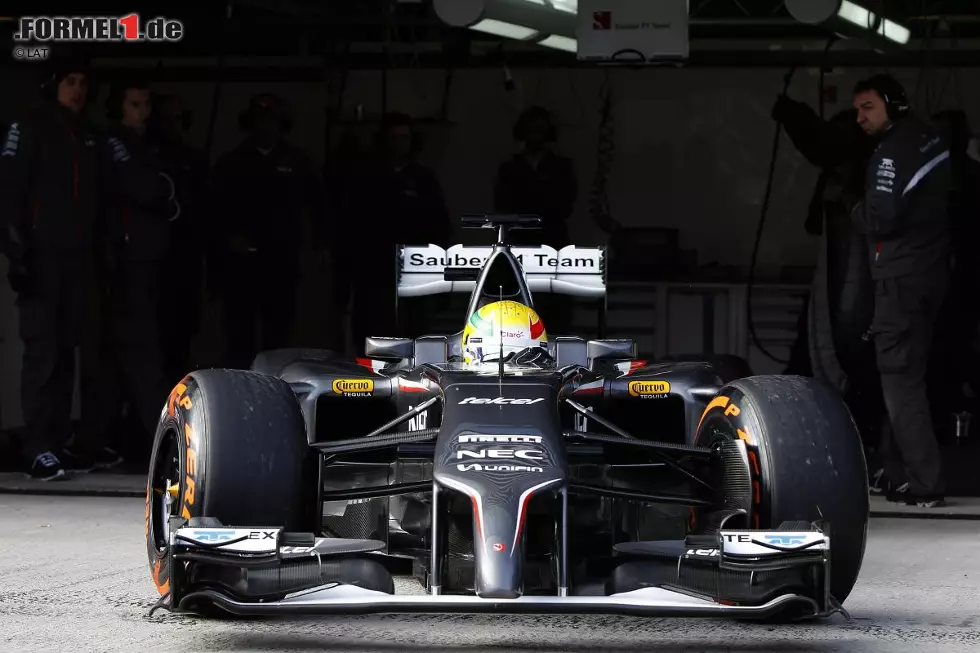 Esteban Gutierrez (Sauber-Ferrari C33) / 60 Runden / 1:33.270 Minuten (Mittwoch)
Nach seinen ersten Runden im neuen Sauber C33 am Dienstag fühlte sich Gutierrez an seine GP3-Zeit erinnert, aber ab Mittwoch wurden alle deutlich schneller. Im Gegensatz zum neuen Teamkollegen Adrian Sutil hat der Mexikaner viel Freude am Fahrverhalten des 2014er-Fahrzeuges: "Es macht Spaß, der Turbo ist echt interessant." Foto zur News: Esteban Gutierrez (Sauber-Ferrari C33) / 60 Runden / 1:33.270 Minuten (Mittwoch)
Nach seinen ersten Runden im neuen Sauber C33 am Dienstag fühlte sich Gutierrez an seine GP3-Zeit erinnert, aber ab Mittwoch wurden alle deutlich schneller. Im Gegensatz zum neuen Teamkollegen Adrian Sutil hat der Mexikaner viel Freude am Fahrverhalten des 2014er-Fahrzeuges: "Es macht Spaß, der Turbo ist echt interessant."