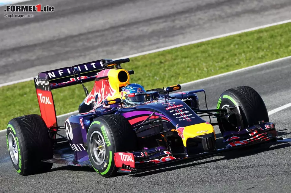 Sebastian Vettel (Red Bull-Renault RB10) / 11 Runden / 1:38.320 Minuten (Dienstag)
Der Weltmeister war genervt, weil sein RB10 wegen anhaltender Überhitzungen im Heck nicht laufen wollte. So reiste Vettel am Mittwoch schnell wieder zurück ins neue Familienglück, die Chefs folgten ihm am Donnerstag in ähnlicher Stimmung. "Kinderkrankheiten sind normal", ließ der Champion noch wissen. "Sebastian ist enttäuscht, er ist ein Racer", meint Formel-1-Boss Bernie Ecclestone. Foto zur News: Sebastian Vettel (Red Bull-Renault RB10) / 11 Runden / 1:38.320 Minuten (Dienstag)
Der Weltmeister war genervt, weil sein RB10 wegen anhaltender Überhitzungen im Heck nicht laufen wollte. So reiste Vettel am Mittwoch schnell wieder zurück ins neue Familienglück, die Chefs folgten ihm am Donnerstag in ähnlicher Stimmung. "Kinderkrankheiten sind normal", ließ der Champion noch wissen. "Sebastian ist enttäuscht, er ist ein Racer", meint Formel-1-Boss Bernie Ecclestone.