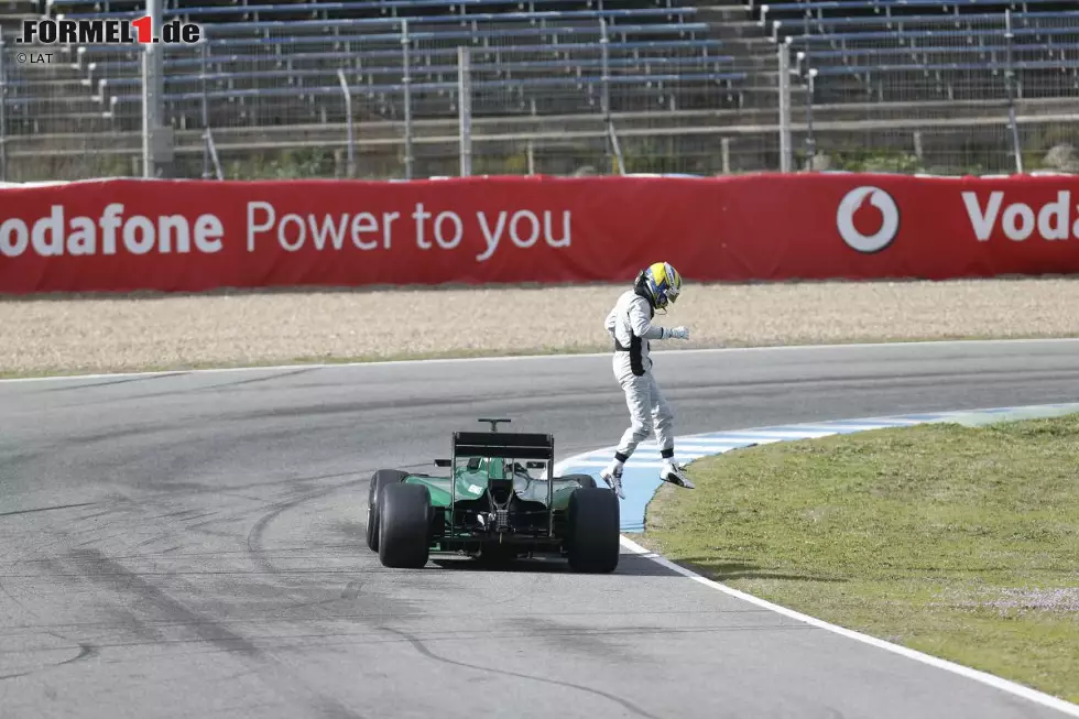 Marcus Ericsson (Caterham-Renault CT05) / 12 Runden / 1:37.975 Minuten (Mittwoch)
Was soll ein Rookie nach nur elf Runden im neuen Formel-1-Fahrzeug sagen? Der Schwede konnte einem nach seinem Debüt leid tun, denn wegen des fragilen Renault-Antriebs ging bei Caterham nahezu nichts. "Wir arbeiten uns allmählich durchs Programm", drückte der Youngster es diplomatisch aus. Neu-Testpilot Robin Frijns hatte noch mehr Pech: keine einzige gezeitete Runde. Foto zur News: Marcus Ericsson (Caterham-Renault CT05) / 12 Runden / 1:37.975 Minuten (Mittwoch)
Was soll ein Rookie nach nur elf Runden im neuen Formel-1-Fahrzeug sagen? Der Schwede konnte einem nach seinem Debüt leid tun, denn wegen des fragilen Renault-Antriebs ging bei Caterham nahezu nichts. "Wir arbeiten uns allmählich durchs Programm", drückte der Youngster es diplomatisch aus. Neu-Testpilot Robin Frijns hatte noch mehr Pech: keine einzige gezeitete Runde.