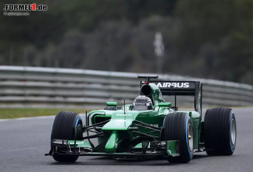 Kamui Kobayashi (Caterham-Renault CT05) / 54 Runden / 1:43.193 Minuten (Freitag)
Der Japaner ist zurück in der Formel 1 - und er hat Caterham bislang Glück gebracht. Nach drei schwierigen Tagen lernte der CT05 mit Kobayashi am Steuer am Freitag endlich das Laufen. "Schön, wieder in der Formel 1 zu sein. Hier wollte ich immer wieder hin", sagt der Ex-Sauber-Pilot nach seinem Einsatz am letzten Tag der Testfahrten. Foto zur News: Kamui Kobayashi (Caterham-Renault CT05) / 54 Runden / 1:43.193 Minuten (Freitag)
Der Japaner ist zurück in der Formel 1 - und er hat Caterham bislang Glück gebracht. Nach drei schwierigen Tagen lernte der CT05 mit Kobayashi am Steuer am Freitag endlich das Laufen. "Schön, wieder in der Formel 1 zu sein. Hier wollte ich immer wieder hin", sagt der Ex-Sauber-Pilot nach seinem Einsatz am letzten Tag der Testfahrten.