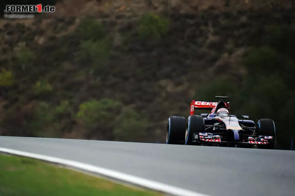 Daniil Kwjat (Toro Rosso-Renault STR9) / 9 Runden / 1:44.016 Minuten (Freitag)
Der junge Russe soll in der Formel 1 schnell lernen. Aber wie soll das gehen, wenn das Auto nie läuft? Kwjat konnte am Mittwoch gar nicht fahren, am Freitag rollte der STR9 nach nur neun Runden schon wieder aus. "Das war nicht der Start, den ich mir vorgestellt hatte", sagt der Youngster enttäuscht. Die nächste Chance gibt es in knapp drei Wochen in Bahrain - wenn Renault bis dorthin die Probleme ausgeräumt hat. Foto zur News: Daniil Kwjat (Toro Rosso-Renault STR9) / 9 Runden / 1:44.016 Minuten (Freitag)
Der junge Russe soll in der Formel 1 schnell lernen. Aber wie soll das gehen, wenn das Auto nie läuft? Kwjat konnte am Mittwoch gar nicht fahren, am Freitag rollte der STR9 nach nur neun Runden schon wieder aus. "Das war nicht der Start, den ich mir vorgestellt hatte", sagt der Youngster enttäuscht. Die nächste Chance gibt es in knapp drei Wochen in Bahrain - wenn Renault bis dorthin die Probleme ausgeräumt hat.