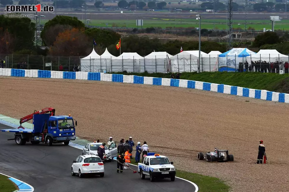 Adrian Sutil (Sauber-Ferrari C33) / 103 Runden / 1:30.161 Minuten (Donnerstag)
Der Deutsche muss sein neues Arbeitsgerät noch zähmen. Der Sauber-Neuzugang kämpfte bei seinen Fahrten in Jerez stets mit dem wilden C33 - zweimal endete der Fight im Kies. "Wie Aquaplaning im Trockenen", beschreibt Sutil die mangelnde Haftung seines Autos auf dem kühlen Kurs in Südspanien. Sauber muss dringend an Verbesserungen der hinteren Bremse arbeiten, die in Jerez nicht funktionierte. Foto zur News: Adrian Sutil (Sauber-Ferrari C33) / 103 Runden / 1:30.161 Minuten (Donnerstag)
Der Deutsche muss sein neues Arbeitsgerät noch zähmen. Der Sauber-Neuzugang kämpfte bei seinen Fahrten in Jerez stets mit dem wilden C33 - zweimal endete der Fight im Kies. "Wie Aquaplaning im Trockenen", beschreibt Sutil die mangelnde Haftung seines Autos auf dem kühlen Kurs in Südspanien. Sauber muss dringend an Verbesserungen der hinteren Bremse arbeiten, die in Jerez nicht funktionierte.