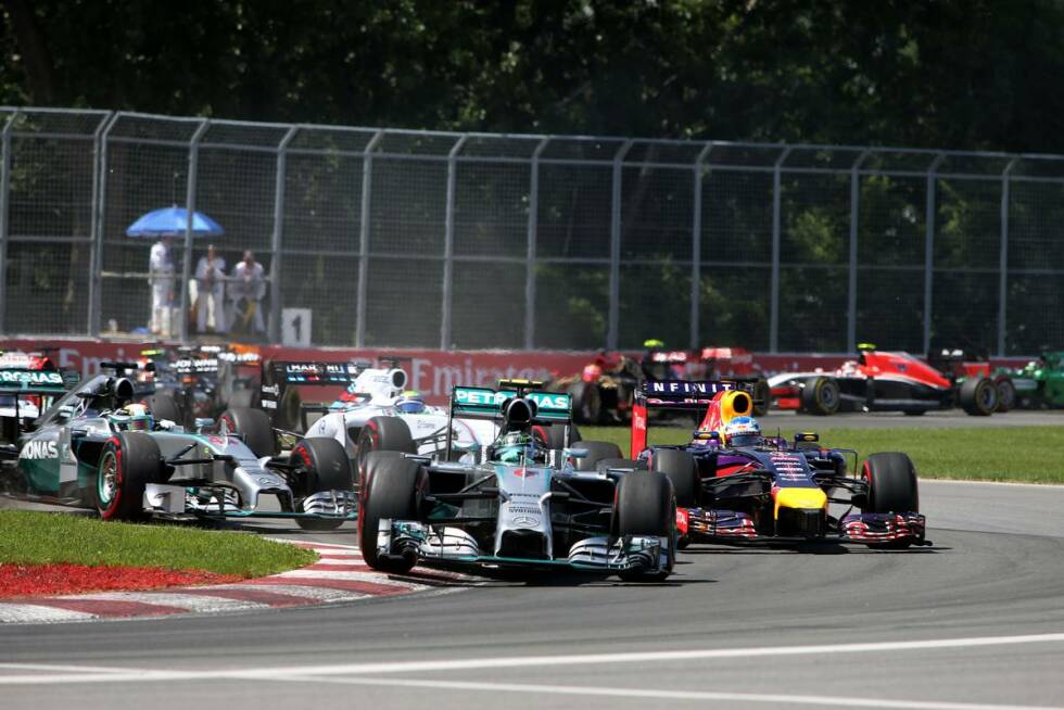 Foto zur News: ... muss dafür aber in Kauf nehmen, dass Sebastian Vettel beim Start durchschlüpft und den Silberpfeil-Express zunächst splittet.