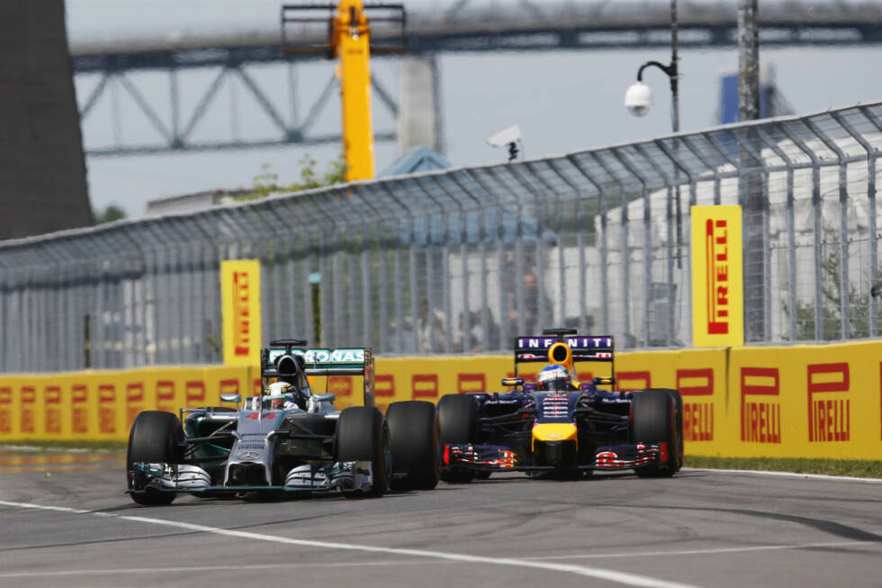 Foto zur News: Kurz nach dem Restart geht Hamilton dank Mercedes-Power und DRS relativ mühelos an Vettel vorbei und macht sich auf die Jagd nach Rosberg. Der hat zu diesem Zeitpunkt immerhin schon zwei Sekunden Vorsprung. Aber kaum hat er freie Fahrt, dreht Hamilton gleich mal eine schnellste Runde.