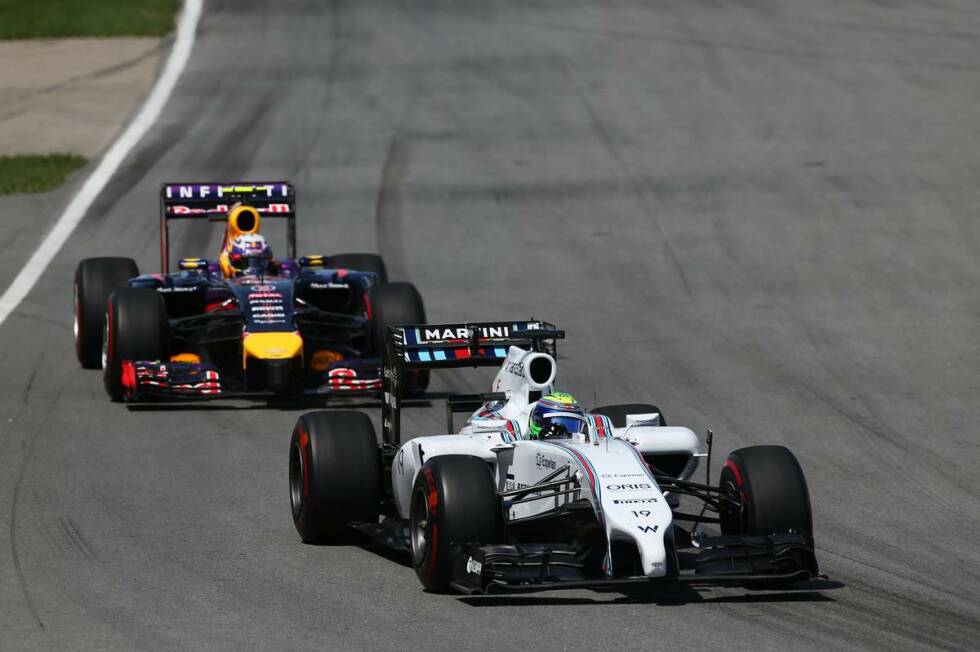 Foto zur News: Trotzdem: Beide Red Bull laufen in der Anfangsphase überraschend gut. Hinter den beiden Williams macht auch Daniel Ricciardo Druck. Der Australier sollte in der 13. Runde der erste Topfahrer sein, der zum regulären Boxenstopp kommt und von Supersoft auf Soft wechselt.
