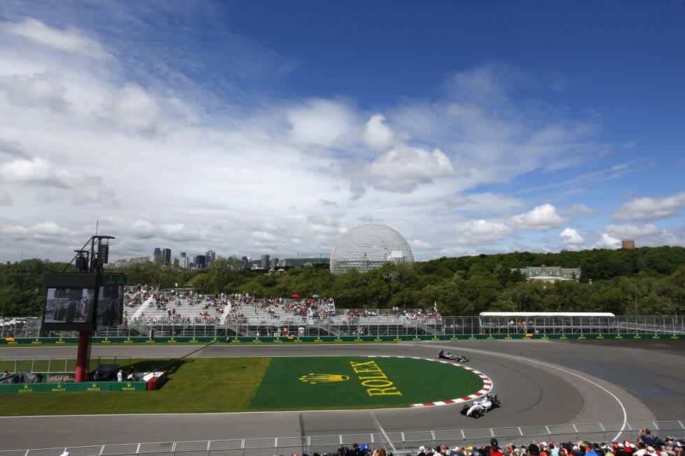 Foto zur News: Massa führt vor Rosberg, plant kurzzeitig ohne weiteren Boxenstopp durchzufahren, muss dann aber doch noch einmal die Reifen wechseln. In der für Mercedes schwierigen Phase zu Beginn des dritten Stints schiebt sich auch Hamilton knapp an Rosberg vorbei, als er aus der Box zurück auf die Strecke kommt.