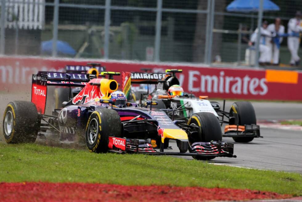 Foto zur News: Die Minuten des Daniel Ricciardo: Zu Beginn der 65. Runde schnappt er sich im Senna-S mit einem mehr als beherzten Manöver endlich Perez, der mit Bremsproblemen kämpft. Perez war für Rosberg als Puffer höchst hilfreich, weil der Force India im ersten Sektor stets jene halbe Sekunde verlor, die dem Mercedes im letzten Sektor an Power fehlte.