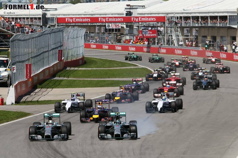 Foto zur News: Dass es im &quot;Krieg der Sterne&quot; weiterhin knistert, ist unübersehbar: Rosberg kommt am Start schlechter von der Linie weg als Hamilton, bremst aber später, ...