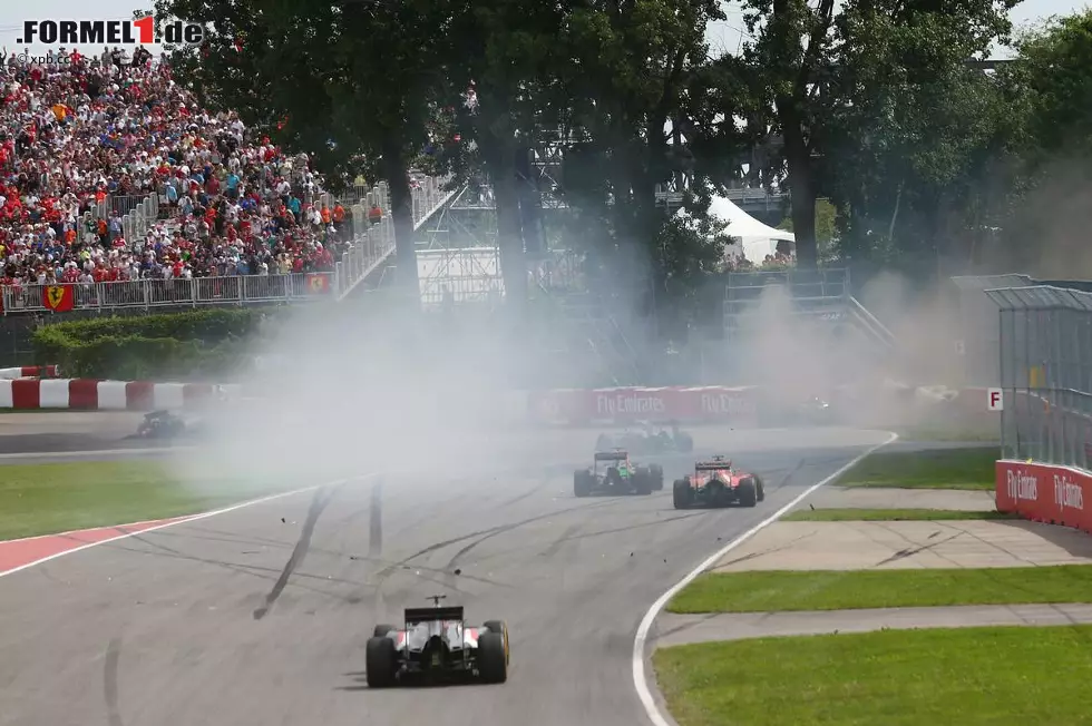 Vorletzte und letzte Runde, der große Knall: Erst geht Vettel an Perez vorbei und sichert sich damit das Podium. Ein paar Meter weiter, nach Start und Ziel, möchte Massa mitziehen - aber während der Brasilianer ein bisschen nach rechts zieht, zuckt Perez leicht nach links. Es kommt unweigerlich zum (spektakulären) Crash! Foto zur News: Vorletzte und letzte Runde, der große Knall: Erst geht Vettel an Perez vorbei und sichert sich damit das Podium. Ein paar Meter weiter, nach Start und Ziel, möchte Massa mitziehen - aber während der Brasilianer ein bisschen nach rechts zieht, zuckt Perez leicht nach links. Es kommt unweigerlich zum (spektakulären) Crash!