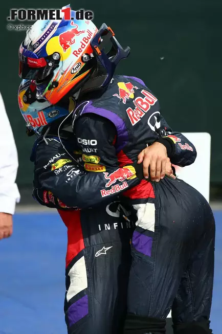 Riesenjubel bei Red Bull über den ersten Saisonsieg - und Vettel zeigt, dass er nicht nur sportlich, sondern auch als Sportsmann ein großer Champion ist: Der Deutsche stellt sich als erster Gratulant beim Teamkollegen an und hebt diesen herzlich in die Höhe. Emotionen, die man nicht spielen kann. Ob das bei einem Mercedes-Doppelsieg auch so fröhlich vonstatten gegangen wäre? Foto zur News: Riesenjubel bei Red Bull über den ersten Saisonsieg - und Vettel zeigt, dass er nicht nur sportlich, sondern auch als Sportsmann ein großer Champion ist: Der Deutsche stellt sich als erster Gratulant beim Teamkollegen an und hebt diesen herzlich in die Höhe. Emotionen, die man nicht spielen kann. Ob das bei einem Mercedes-Doppelsieg auch so fröhlich vonstatten gegangen wäre?