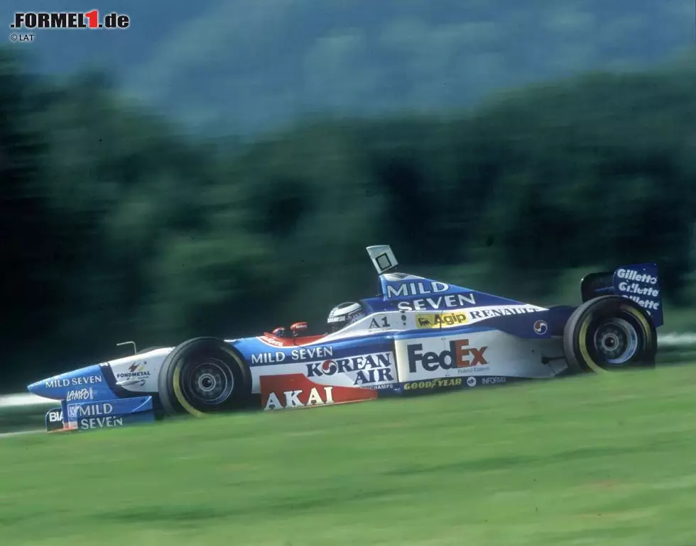 Ein Höhepunkt in Bergers letzter Saison: Die Rückkehr des Grand Prix von Österreich in den Formel-1-Kalender. Zehn Jahre nach dem letzten Rennen auf dem alten Österreichring gastieren die Boliden auf der verkürzten Variante, die auf den Namen A1-Ring hört. Für Berger endet das letzte Heimspiel enttäuschend: P10. Foto zur News: Ein Höhepunkt in Bergers letzter Saison: Die Rückkehr des Grand Prix von Österreich in den Formel-1-Kalender. Zehn Jahre nach dem letzten Rennen auf dem alten Österreichring gastieren die Boliden auf der verkürzten Variante, die auf den Namen A1-Ring hört. Für Berger endet das letzte Heimspiel enttäuschend: P10.