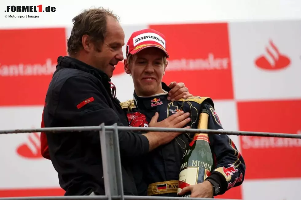 Größter Erfolg in Bergers Toro-Rosso-Zeit: Der erste Formel-1-Sieg von Sebastian Vettel beim Grand Prix von Italien 2008 in Monza. Im November 2008 tritt Berger seine Anteile am Team wieder an Red-Bull-Boss Dietrich Mateschitz ab - um sich vier Jahre später noch einmal zurückzumelden. Foto zur News: Größter Erfolg in Bergers Toro-Rosso-Zeit: Der erste Formel-1-Sieg von Sebastian Vettel beim Grand Prix von Italien 2008 in Monza. Im November 2008 tritt Berger seine Anteile am Team wieder an Red-Bull-Boss Dietrich Mateschitz ab - um sich vier Jahre später noch einmal zurückzumelden.