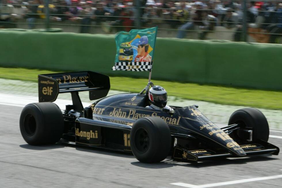 Foto zur News: &quot;Comeback&quot; zu Ehren seines verunglückten Freundes: Im Rahmen des Grand Prix von San Marino in Imola 2004 klettert Berger anlässlich des zehnten Todestages von Ayrton Senna für drei Showrunden in dessen Lotus-Renault 98T aus der Saison 1986.
