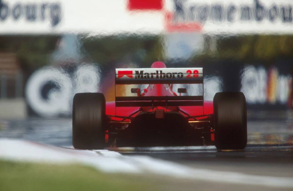 Foto zur News: 1994: Berger bleibt bei Ferrari. Als er beim Grand Prix von San Marino in Imola in der sechsten Runde auf die Tamburello-Kurve zufährt, muss er mit ansehen, wie sein Kumpel Ayrton Senna im Williams tödlich verunglückt. Berger überlegt anschließend lange, ob er seine Karriere beenden soll, entscheidet sich dann aber doch zum Weitermachen und ...