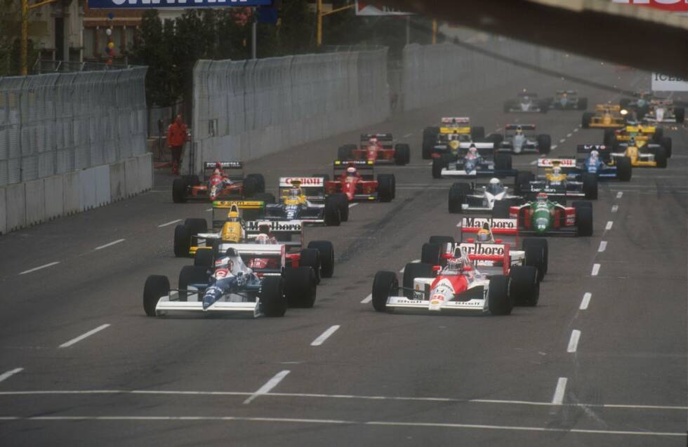 Foto zur News: Berger holt sich beim Saisonauftakt in Phoenix die Pole-Position, wird beim Start des Rennens aber noch vor Kurve 1 von Überraschungsmann Jean Alesi (Tyrrell) überholt. Weil Berger im engen McLaren-Cockpit massive Platzprobleme hat, rutscht er wenig später in die Reifenstapel. Sieger in Phoenix: Teamkollege Ayrton Senna.
