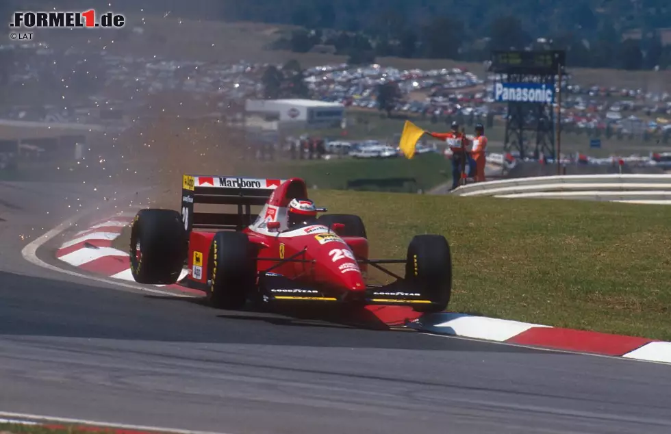 ... zurück zu Ferrari. Mit dem F93A mit aktiver Radaufhängung ist aber kein Blumentopf zu gewinnen. Schon beim Auftaktrennen in Kyalami hat Berger alle Hände voll zu tun, den bockigen Ferrari auf Kurs zu halten. Im weiteren Saisonverlauf übersteht er eine Reihe von spektakulären Unfällen unverletzt. Aufs Podium schafft er es nur beim Grand Prix von Ungarn. Foto zur News: ... zurück zu Ferrari. Mit dem F93A mit aktiver Radaufhängung ist aber kein Blumentopf zu gewinnen. Schon beim Auftaktrennen in Kyalami hat Berger alle Hände voll zu tun, den bockigen Ferrari auf Kurs zu halten. Im weiteren Saisonverlauf übersteht er eine Reihe von spektakulären Unfällen unverletzt. Aufs Podium schafft er es nur beim Grand Prix von Ungarn.
