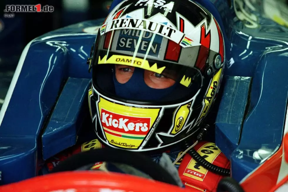 Im Frühsommer aber muss Berger aufgrund einer Kieferhöhlenentzündung drei Rennen pausieren. Landsmann Alexander Wurz übernimmt das Benetton-Cockpit und kommt so zu seinem Formel-1-Debüt. Schon beim dritten Start (Silverstone) steht Wurz erstmals auf dem Podest. Foto zur News: Im Frühsommer aber muss Berger aufgrund einer Kieferhöhlenentzündung drei Rennen pausieren. Landsmann Alexander Wurz übernimmt das Benetton-Cockpit und kommt so zu seinem Formel-1-Debüt. Schon beim dritten Start (Silverstone) steht Wurz erstmals auf dem Podest.