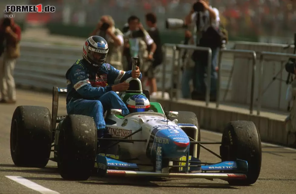 Beim Großen Preis von Deutschland 1996 in Hockenheim hat Berger den Sieg vor Augen - bis in der 43. von 45 Runden der Renault-Motor im Heck seines B196 spektakulär verraucht. Jean Alesi, der genau wie Berger im Winter von Ferrari zu Benetton wechselte, bringt den Österreicher an die Box zurück. Mit Gesamtrang sechs wiederholt Berger die Platzierung aus seiner letzten Ferrari-Saison. Foto zur News: Beim Großen Preis von Deutschland 1996 in Hockenheim hat Berger den Sieg vor Augen - bis in der 43. von 45 Runden der Renault-Motor im Heck seines B196 spektakulär verraucht. Jean Alesi, der genau wie Berger im Winter von Ferrari zu Benetton wechselte, bringt den Österreicher an die Box zurück. Mit Gesamtrang sechs wiederholt Berger die Platzierung aus seiner letzten Ferrari-Saison.