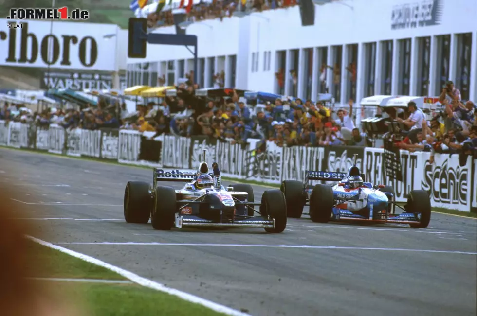 Jerez 1997: Beim Saisonfinale, das gleichzeitig das 210. und letzte Rennen seiner aktiven Karriere ist, verpasst Berger das Podest denkbar knapp. Jacques Villeneuve (Williams) kreuzt die Ziellinie 0,116 Sekunden vor Berger. Der Kanadier krönt sich zum Weltmeister, während Bergers letzte Saison mit Platz vier beim Finale und Gesamtrang fünf zu Ende geht. Foto zur News: Jerez 1997: Beim Saisonfinale, das gleichzeitig das 210. und letzte Rennen seiner aktiven Karriere ist, verpasst Berger das Podest denkbar knapp. Jacques Villeneuve (Williams) kreuzt die Ziellinie 0,116 Sekunden vor Berger. Der Kanadier krönt sich zum Weltmeister, während Bergers letzte Saison mit Platz vier beim Finale und Gesamtrang fünf zu Ende geht.