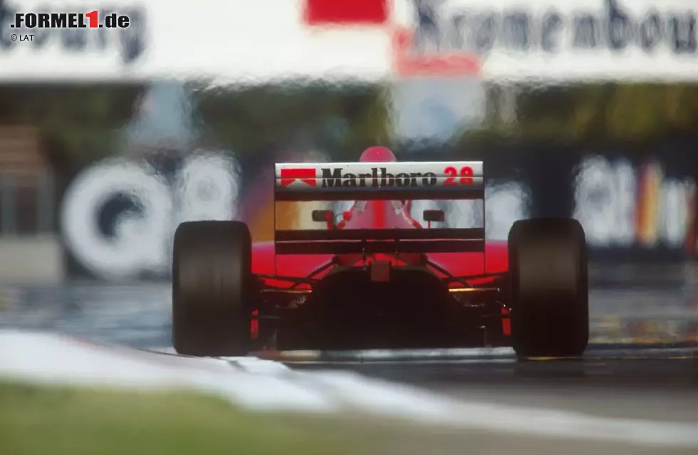 1994: Berger bleibt bei Ferrari. Als er beim Grand Prix von San Marino in Imola in der sechsten Runde auf die Tamburello-Kurve zufährt, muss er mit ansehen, wie sein Kumpel Ayrton Senna im Williams tödlich verunglückt. Berger überlegt anschließend lange, ob er seine Karriere beenden soll, entscheidet sich dann aber doch zum Weitermachen und ... Foto zur News: 1994: Berger bleibt bei Ferrari. Als er beim Grand Prix von San Marino in Imola in der sechsten Runde auf die Tamburello-Kurve zufährt, muss er mit ansehen, wie sein Kumpel Ayrton Senna im Williams tödlich verunglückt. Berger überlegt anschließend lange, ob er seine Karriere beenden soll, entscheidet sich dann aber doch zum Weitermachen und ...