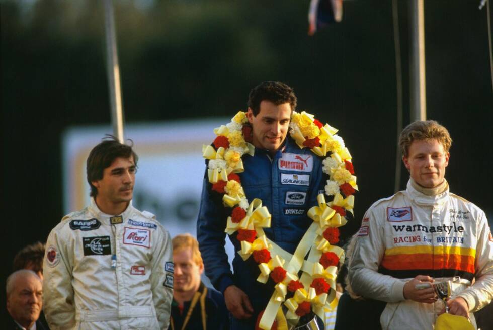 Foto zur News: Mit Sieger Ratzenberger auf dem Brands-Hatch-Podium: Phillipe Favre (Zweiter, links) und Peter Rogers (Dritter, rechts). Mit seinem Triumph beim Formel-Ford-Festival löst Ratzenberger das Ticket für ...
