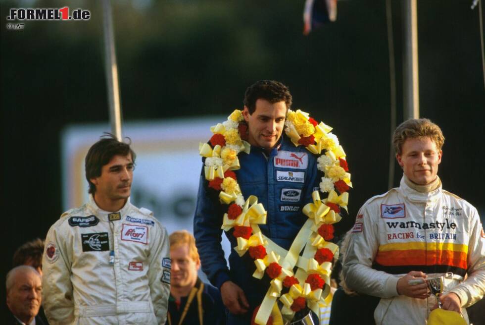 Foto zur News: Mit Sieger Ratzenberger auf dem Brands-Hatch-Podium: Phillipe Favre (Zweiter, links) und Peter Rogers (Dritter, rechts). Mit seinem Triumph beim Formel-Ford-Festival löst Ratzenberger das Ticket für ...