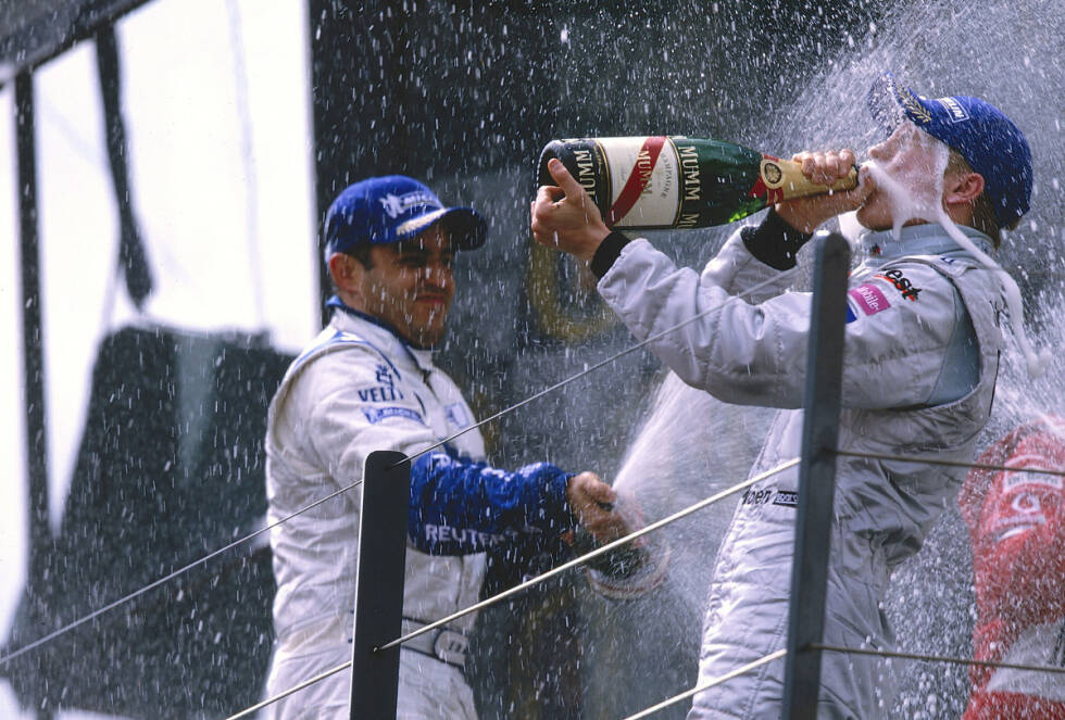 Foto zur News: Es stellt sich heraus: Räikkönen ist die goldrichtige Entscheidung. Gleich bei der McLaren-Premiere in Australien 2002 fährt er mit schnellster Rennrunde erstmals auf das Formel-1-Podium, hinter Michael Schumacher und Juan Pablo Montoya.